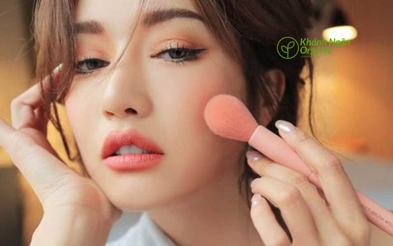 Phụ nữ và trang điểm | 44% phụ nữ không thích trang điểm 1 phụ nữ và trang điểm